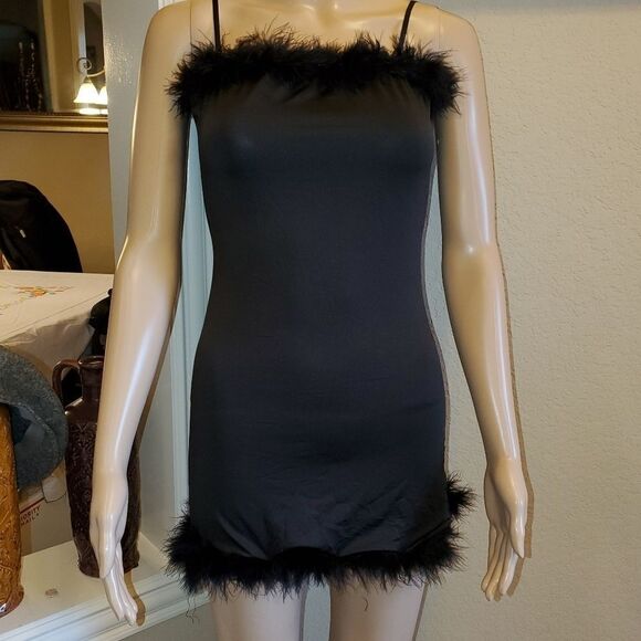 shelly Dresses & Skirts - 💖HP💖SPAGHETTI STRAPS FEATHERED BLACK mini DRESS